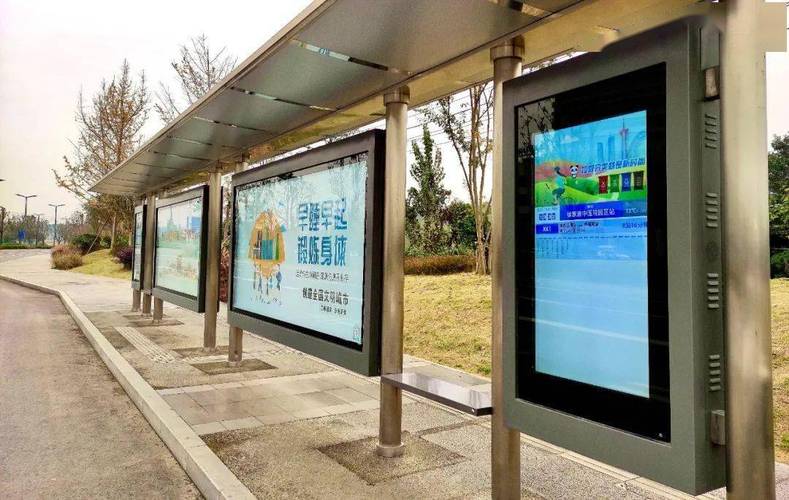 抵达时间等公交信息,还具有公益广告,便民信息发布等多项服务功能,既